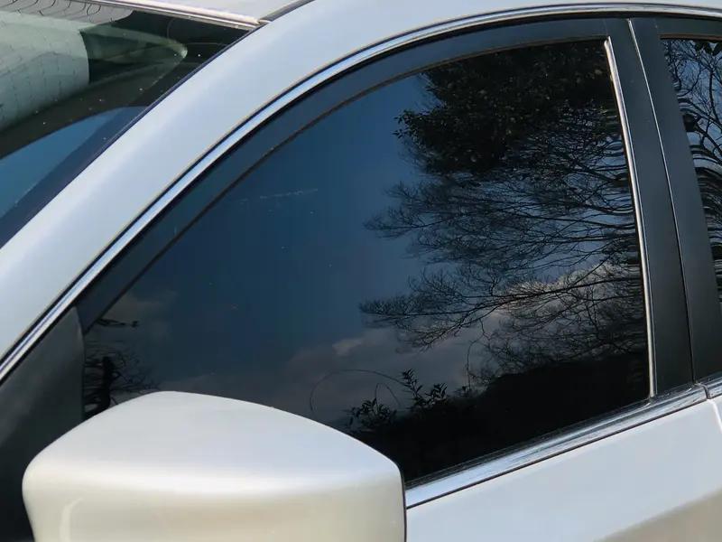 1月27日广东深圳，男子高速路行驶，挡风玻璃被异物砸破，经4s店定损更换玻璃并恢