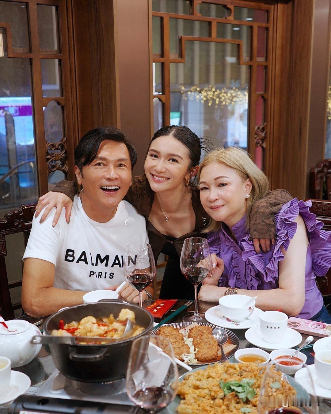 关礼杰和老婆女儿一起到酒楼聚餐，父女俩长得好像，简直共用一张脸，一家人看起来感情
