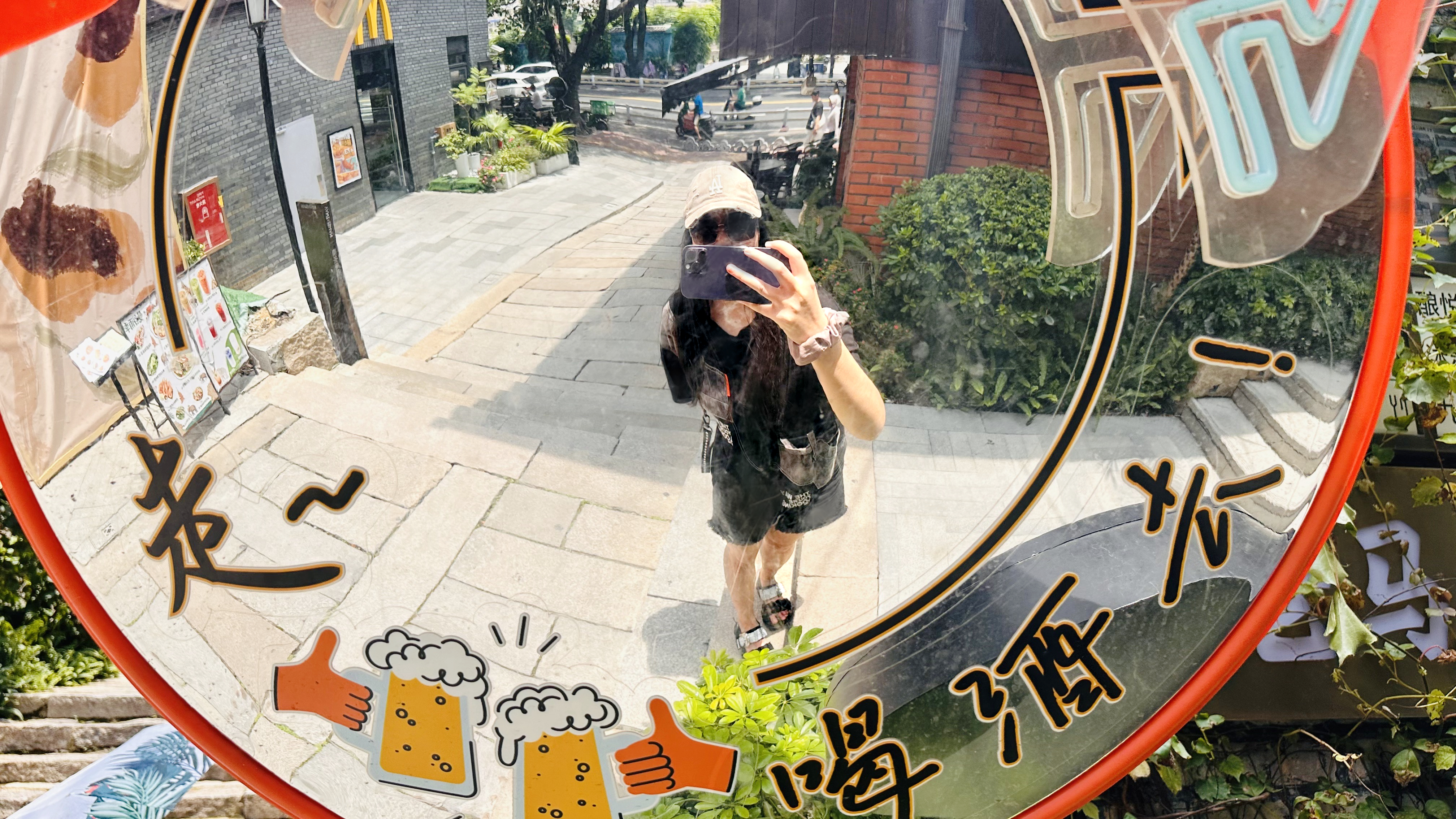 福州and平潭~签售有个超大背景墙，印刷超赞！想撕下来回去贴墙了！还和美女集邮去