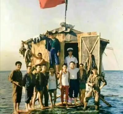 这是一张令人心酸感动的照片，拍摄于1988年的南沙群岛东门礁，守礁官兵在让人泪目