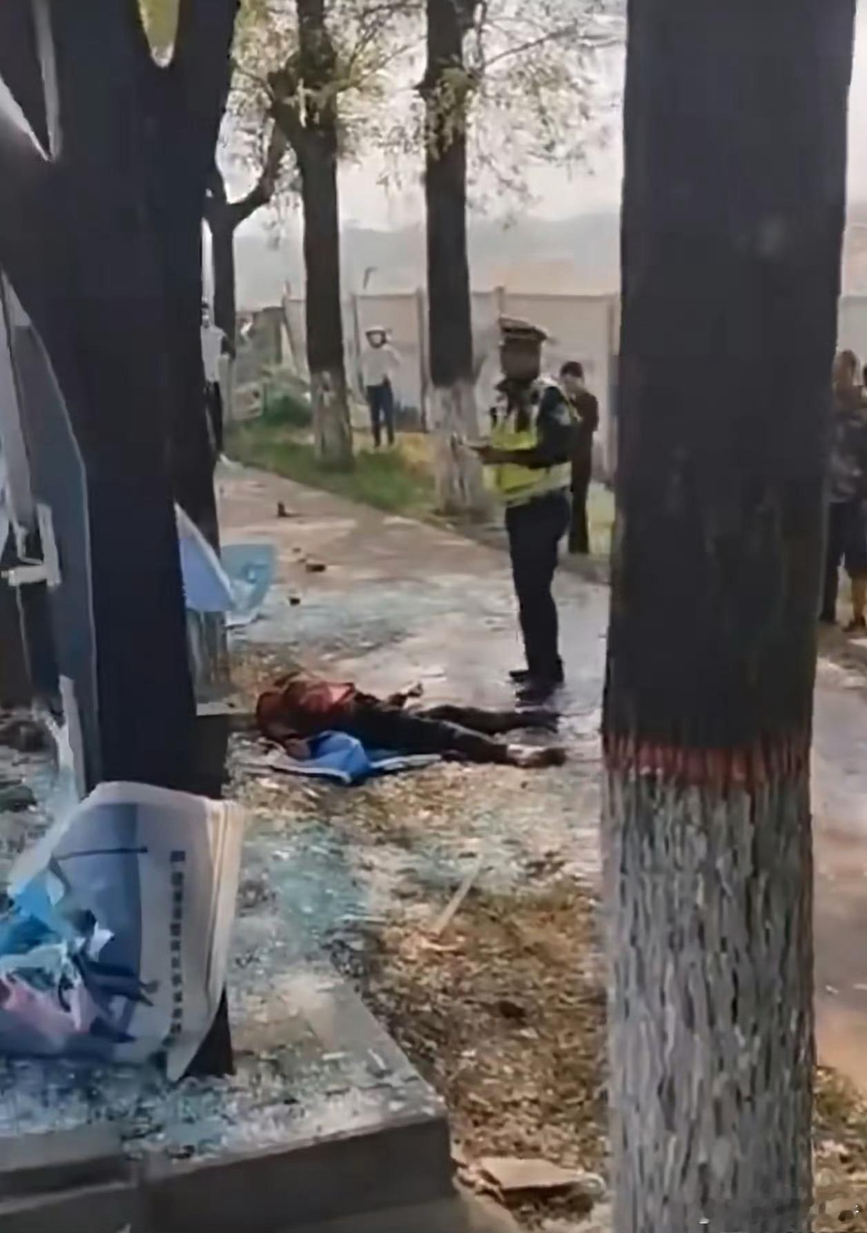 在避让横冲直撞的电动车，打了一把方向盘才失控的，明显是司机的问题，这个时候任和车