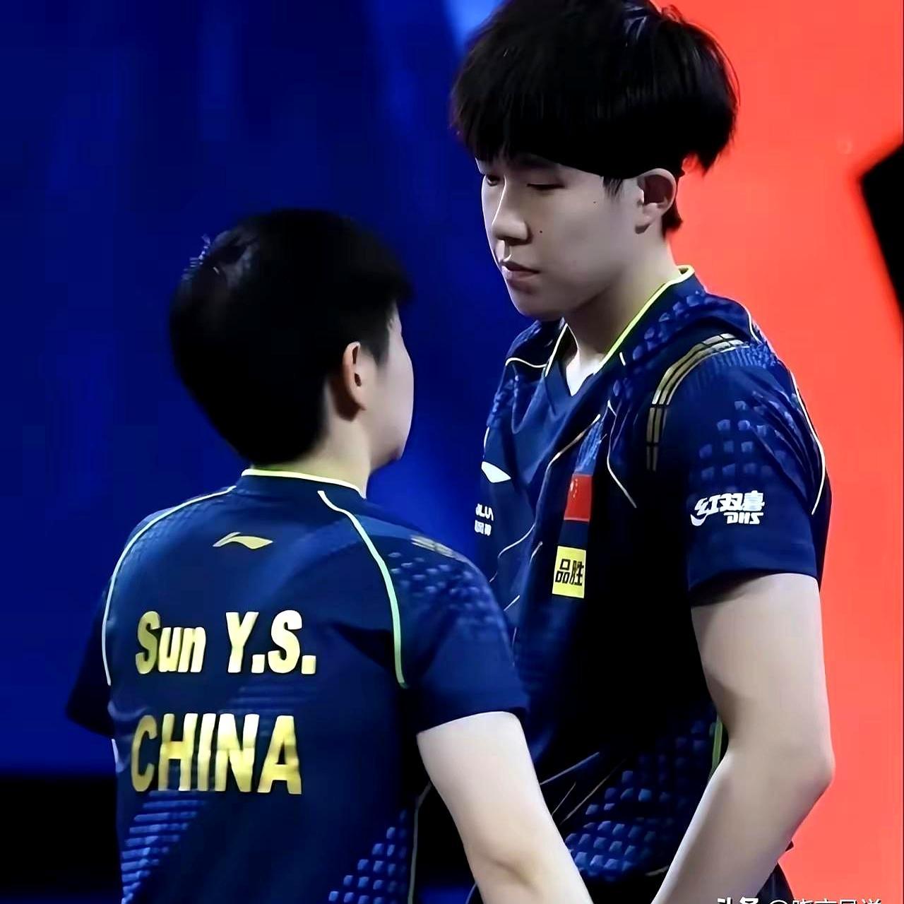 八年前，俩00后小孩在亚青赛临时凑对，谁也没想到能一路杀成“金牌收割机”。东京丢