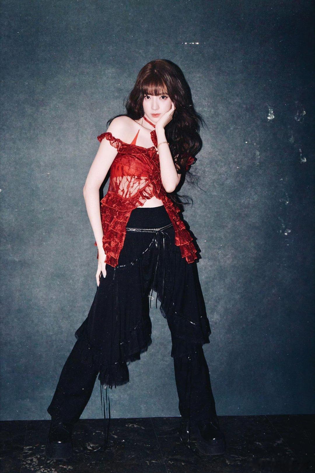 欧阳娣娣摇曳生姿红玫瑰娣娣这红玫瑰造型杀疯了！红吊带配黑长裤甜酷拉满，羊毛卷齐刘