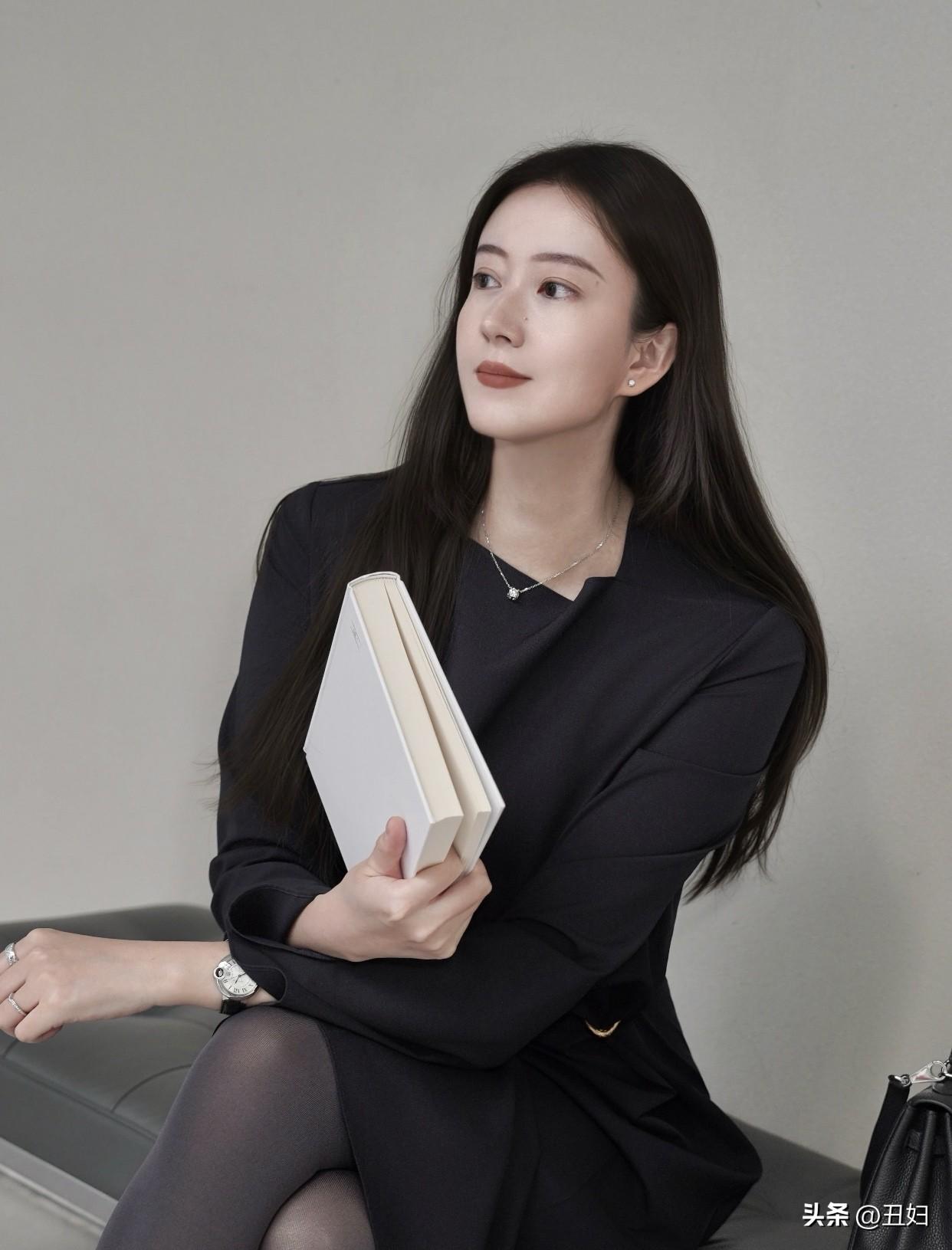 看看气质女神的穿着搭配吧黑色连衣裙搭配厚黑丝袜手拿书籍！