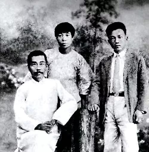 1933 年，鲁迅写了很多抨击国民党的文章，老蒋大怒，派沈醉前去暗杀。沈醉在鲁迅