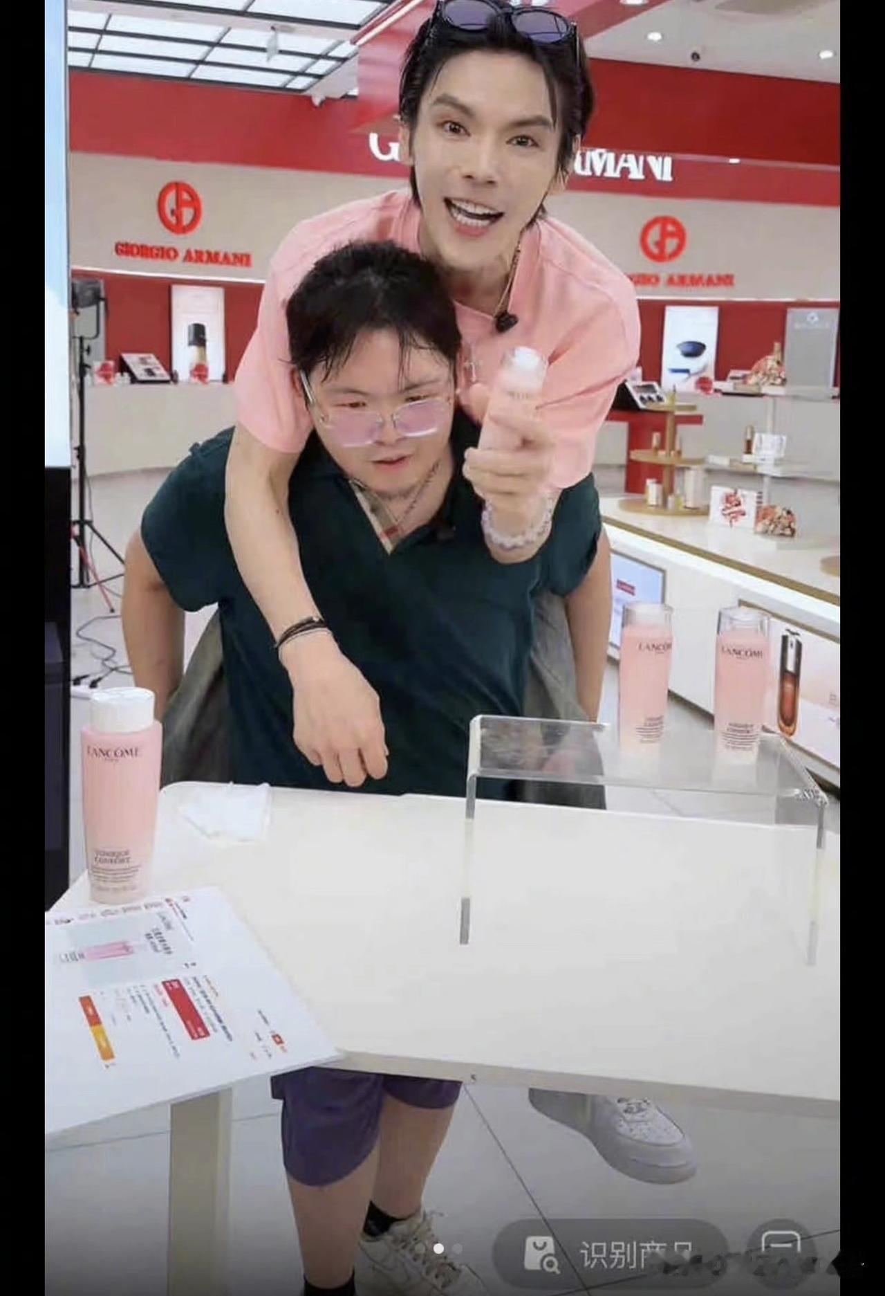恕我直言，向佑直播的状态，看起来有点不太对劲！
6月24日，向佐和向佑一起直播带