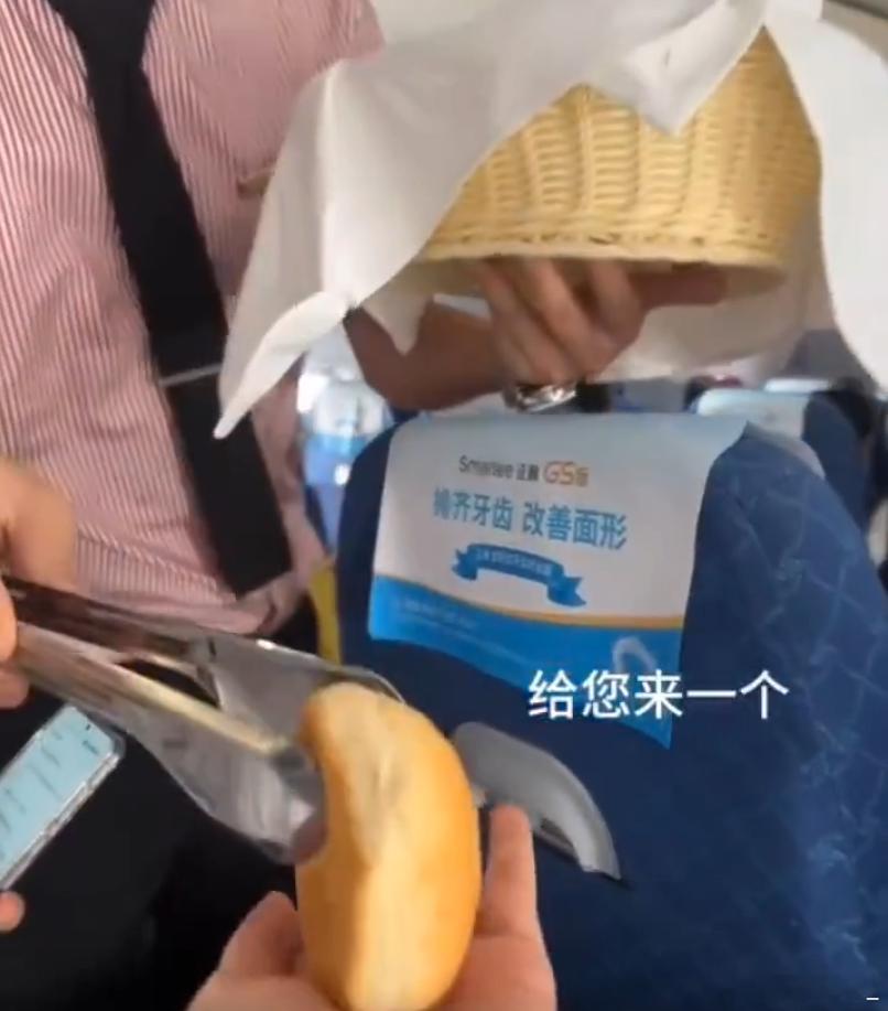 韩国人称川航发馒头不卫生 外航也是这么发面包的[流汗]换成馒头就不卫生了是吧 ​