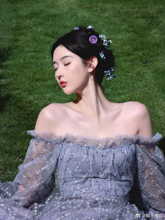 王玉雯直播VOGUE妆造王玉雯VOGUE盛典造型来啦，已经出图这个妆造100分！