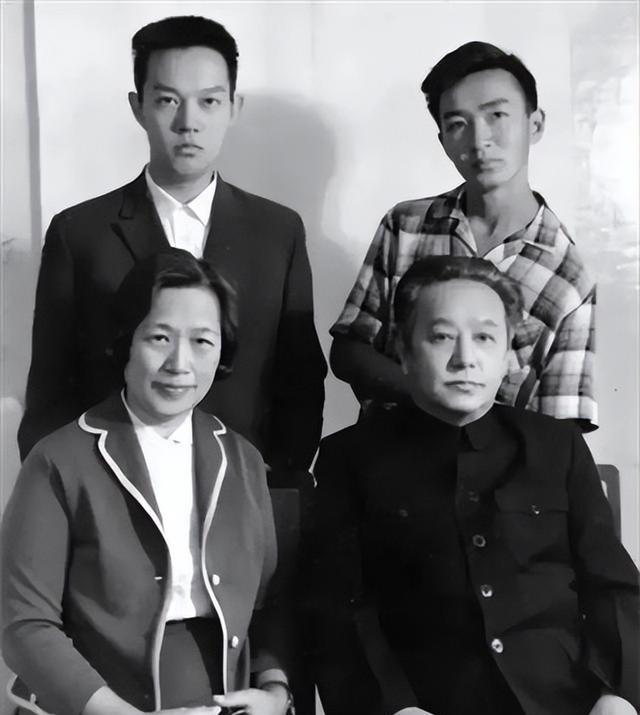 1949年，王明的全家福，几年后王明带着全家人乘苏联飞机赴莫斯科看病，并且一去不