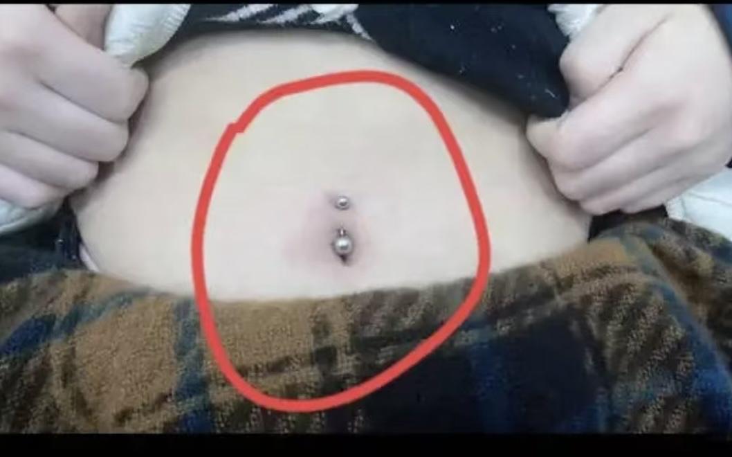 第一眼看到真是惊呆了！
老公表姐刚回国，
我竟瞧见她在肚脐眼
打孔！这操作太新奇