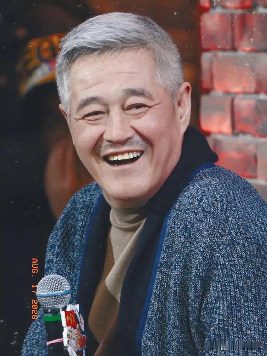 宋小宝给赵本山递个空碗，
赵本山顺手就给盛满了，
还多问了一句够不够，这画面看着