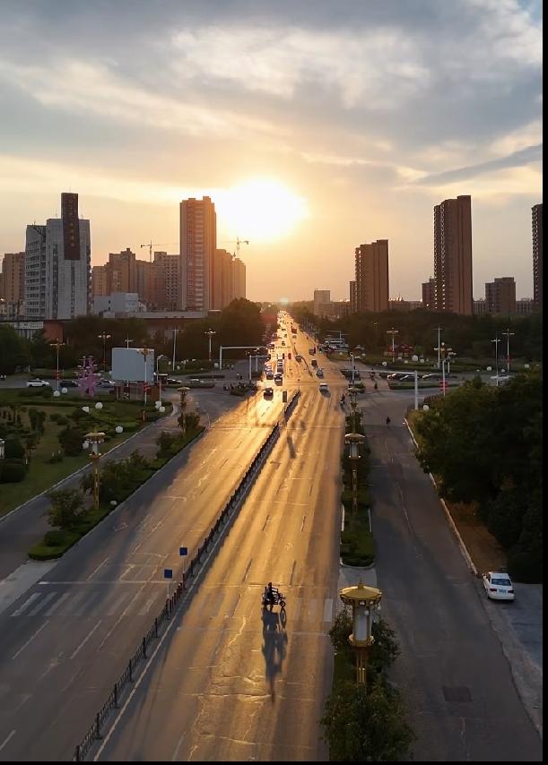夕阳下的曹县长江路