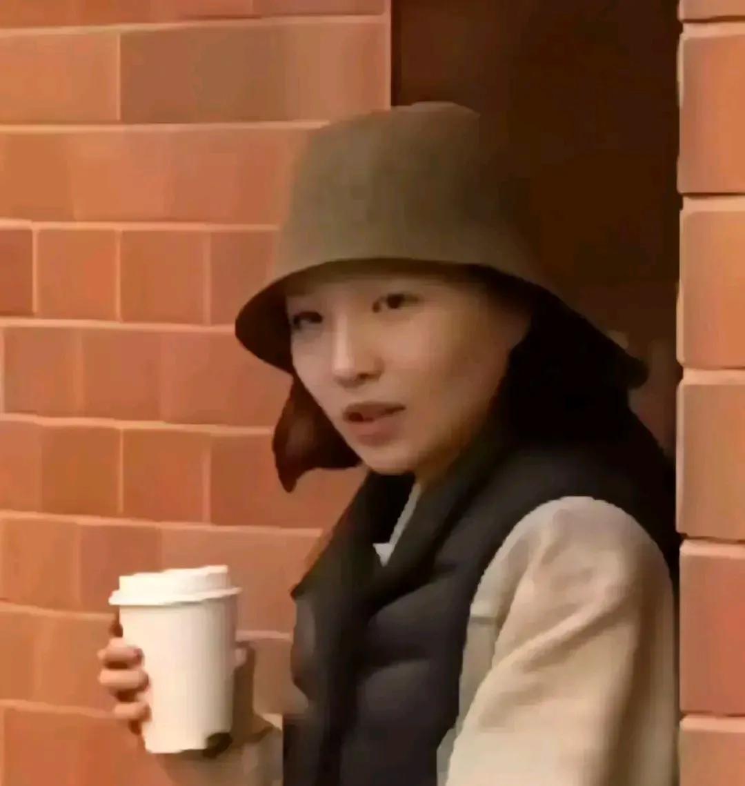 杨兰兰绝对是个天使！
她用一笔让国人咋舌的保释金为牛群马群们揭开了天庭的一角，没