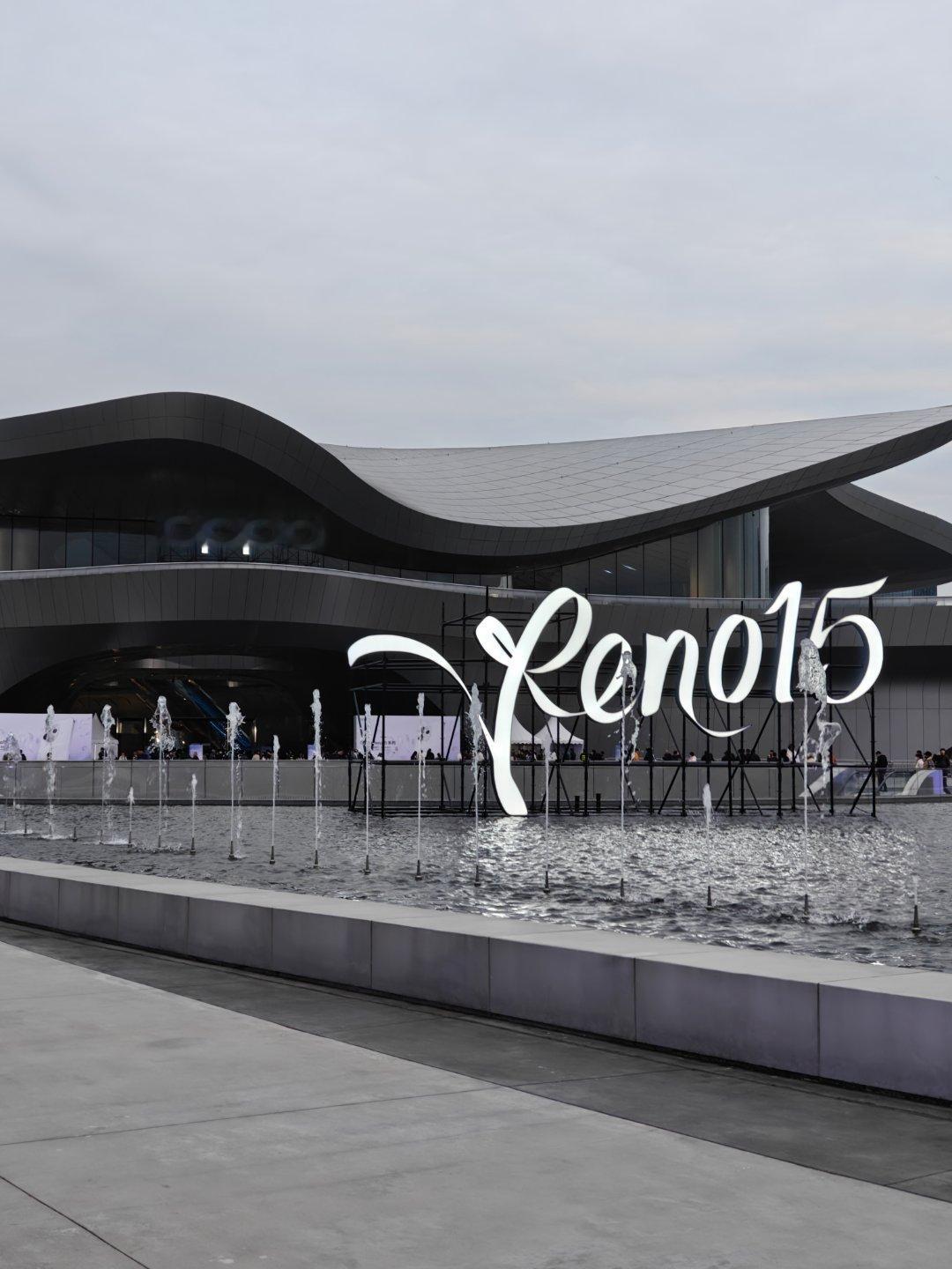 来成都参加OPPO Reno15系列新品发布会场外也布置的好少女精致！场内有一个