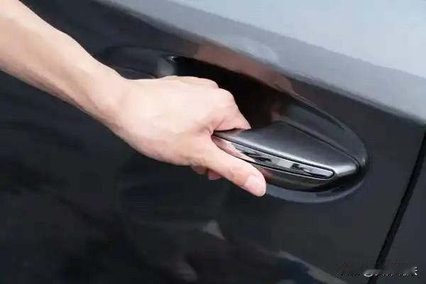 湖南汨罗，离婚冷静期内，男子外出务工回家，不仅看到妻子与网友的暧昧聊天，还发现两