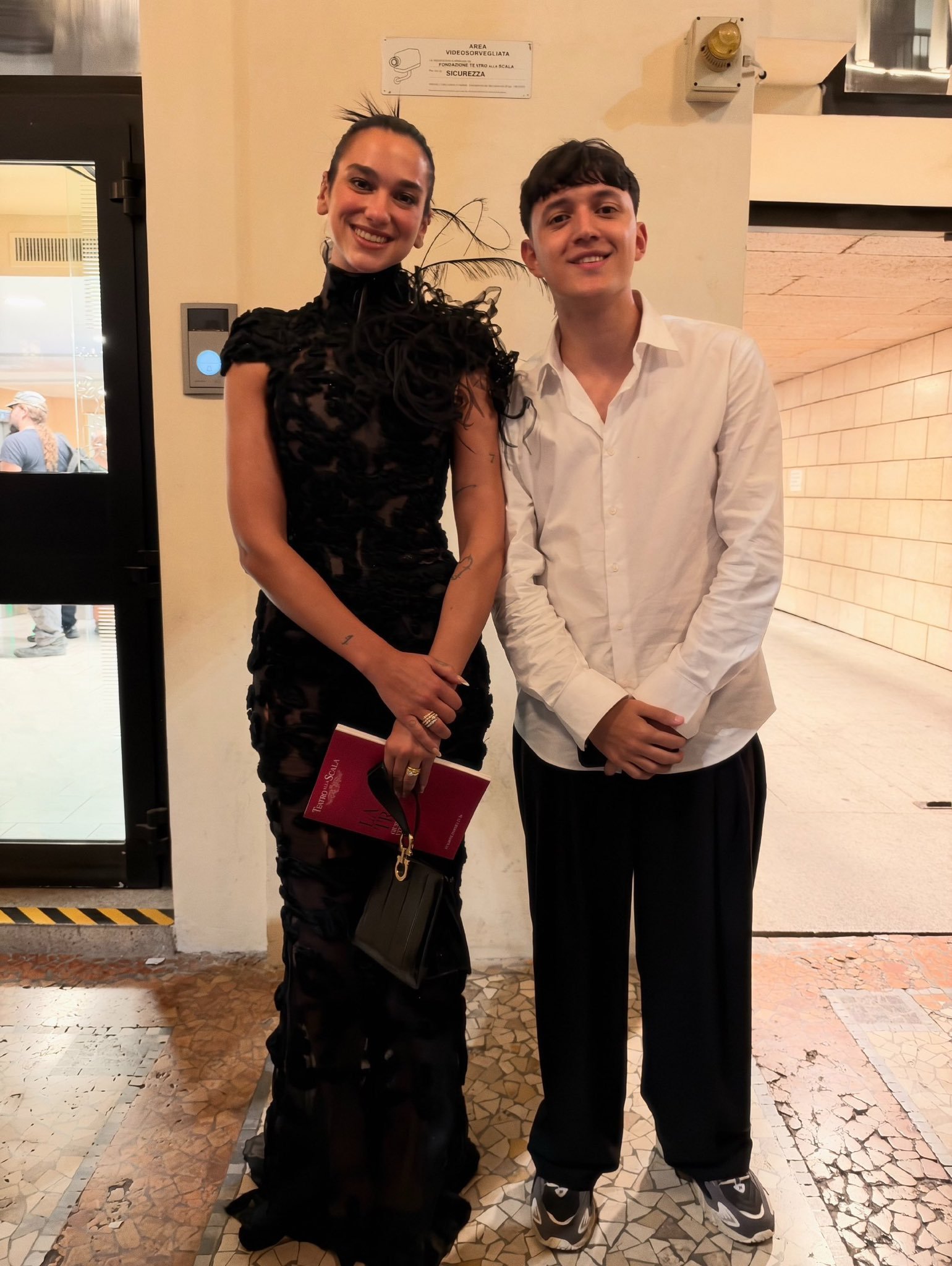 DuaLipa[超话]  嘟嘟已抵达米兰，时装周我们来了 ​​​