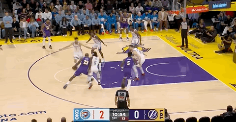 开始了！湖人第一球来自詹姆斯助攻拉拉维亚三分！雷霆vs湖人