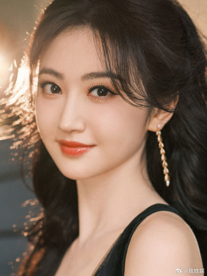 景甜 孔雀公主  从造型到气质，景甜完美诠释了孔雀公主的美丽。那光泽度十足的肌肤