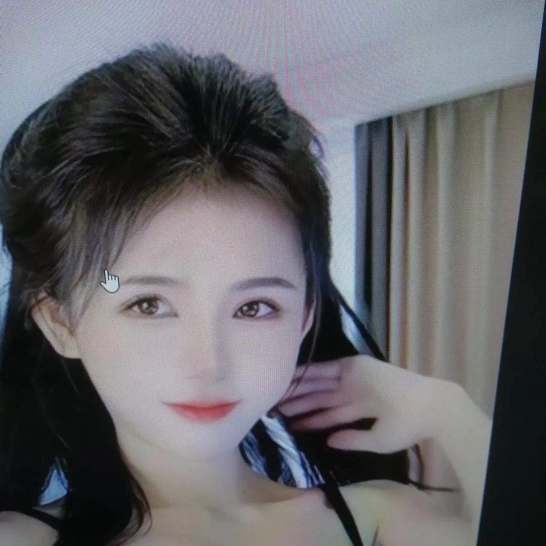 温柔的灯光下，少女微笑的瞬间少女感笑容 少女感微笑女孩 少女的笑容 美少女的微笑