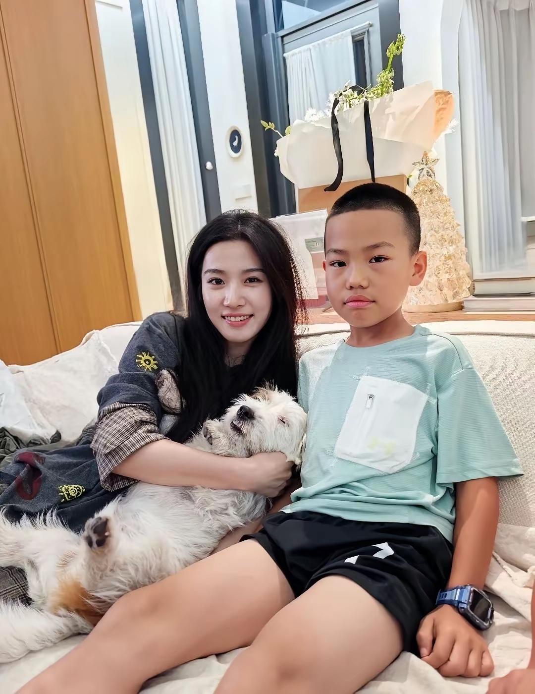 非常羡慕这位小孩子，能和卢煜晓一起合影