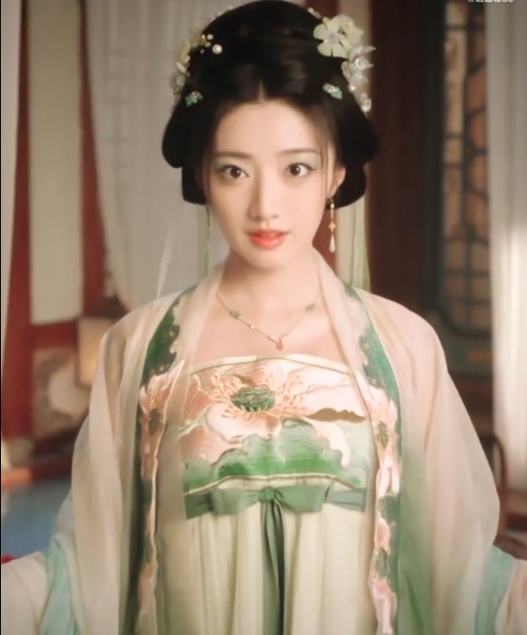 黄羿这死丫头实在貌美  黄羿把“死丫头”演活了，每次倒下都像刺在我心上一样。那破