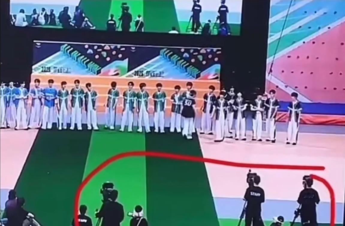 。。。黑队两台摄像机蓝队一台都没有我说我觉得张极镜头少，运动会希望大家都拍全程发