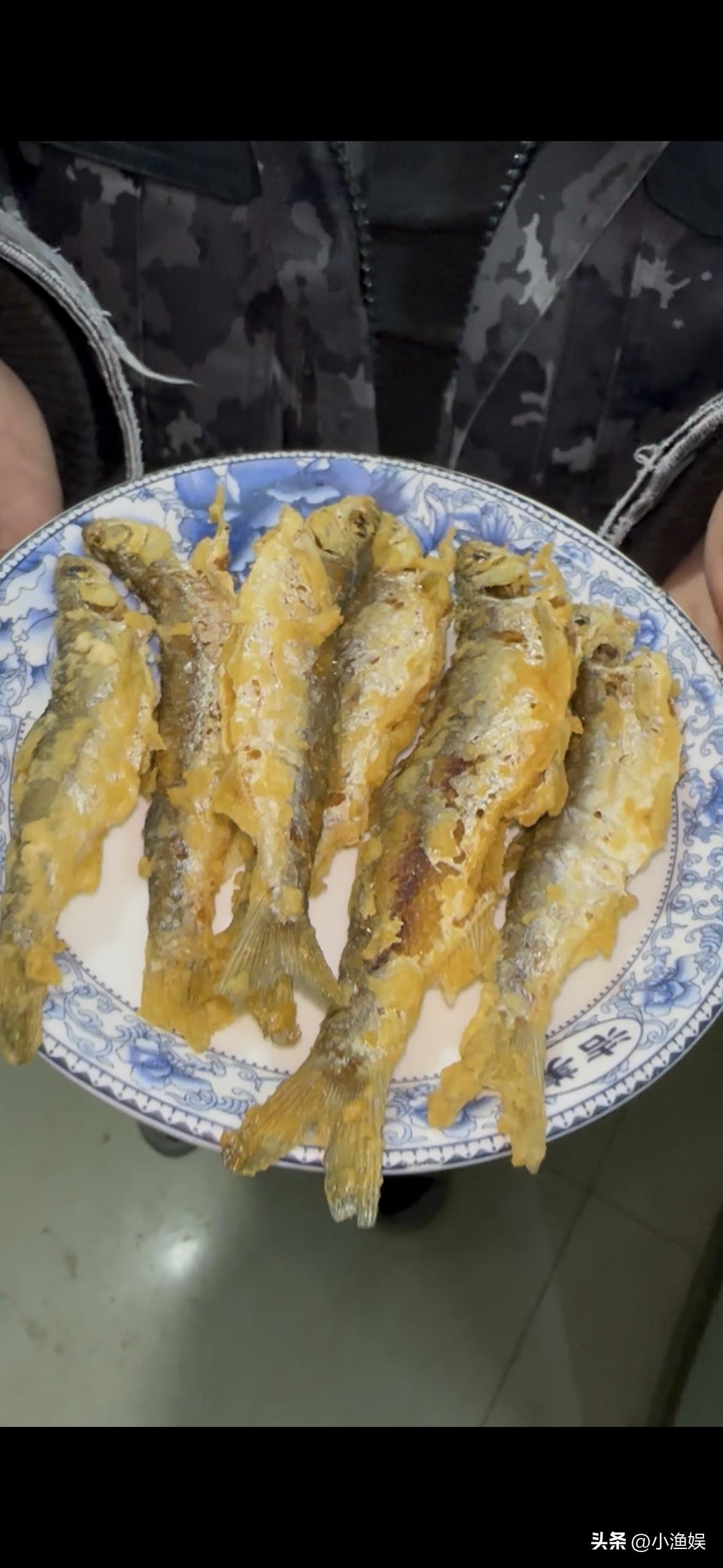 一盘小炸鱼，小炸炸炸——用油炸的炸，炸出金黄酥脆的小炸鱼。那鱼不大，多半是河里的