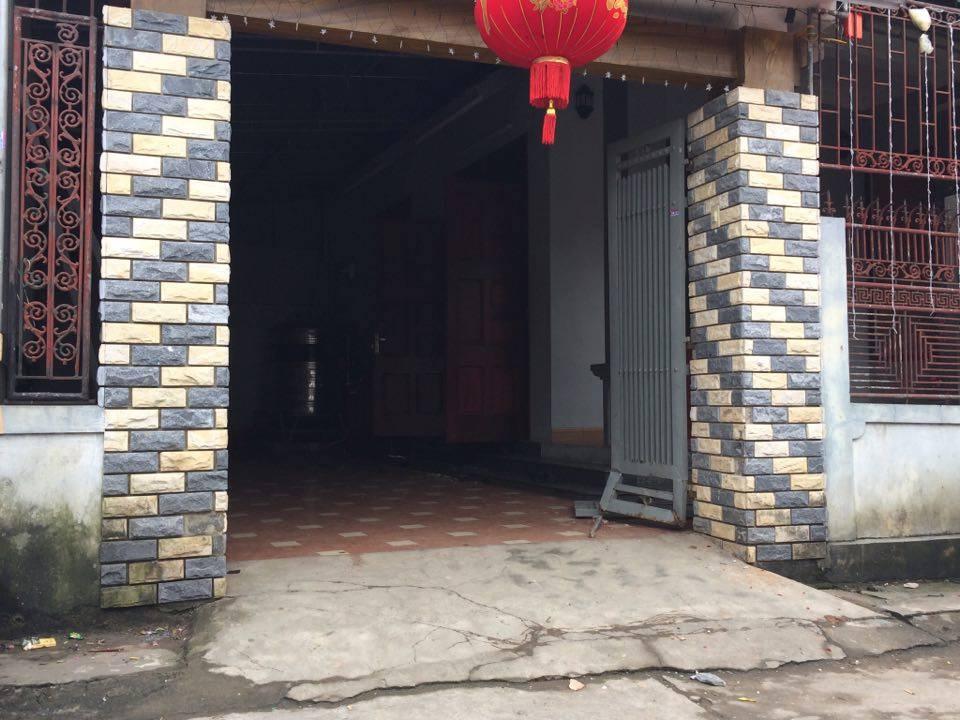 越南河静省一嫌疑人向女教师家投掷地雷，放火烧家
陈福德驾驶一辆汽车撞向O女士家（