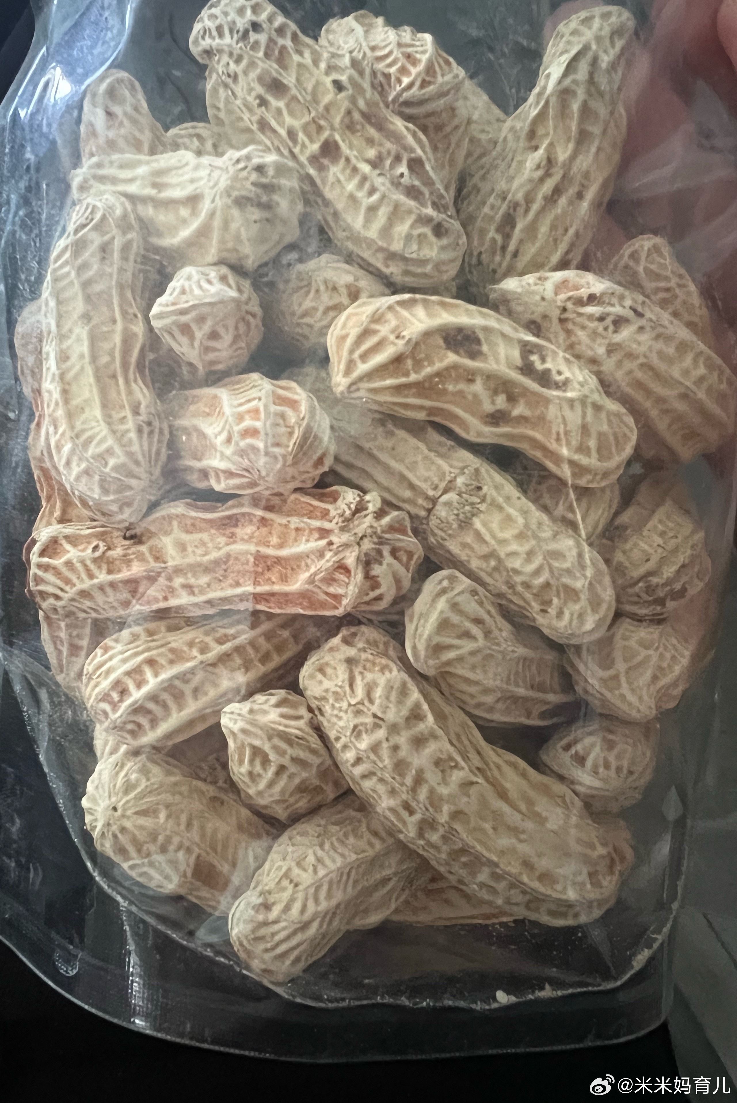 这种七彩花生应该是烘干烘熟的真的太好吃了根本停不下来给生活加点flow我家的种草