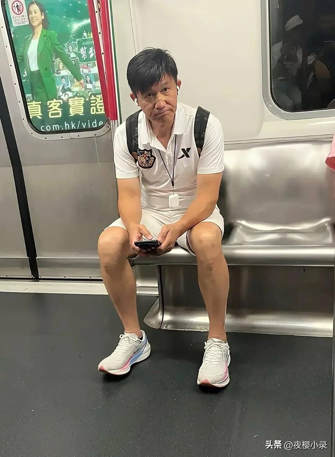 65岁李子雄在香港坐地铁，他戴了假发片，看起来好年轻，鼻子上贴着创可贴，应该是踢