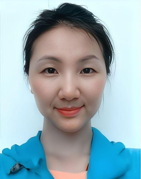 2012年，一架飞往乌鲁木齐的客机升至5000米高空时，一位空姐突然推着餐车猛撞