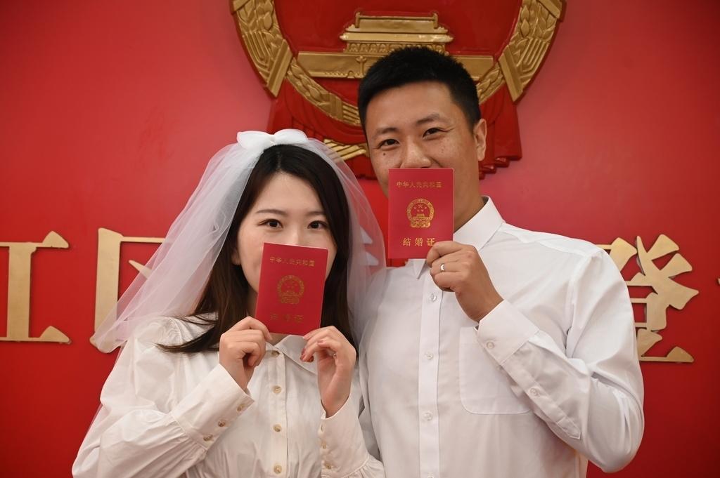 不赞成将法定结婚年龄下调到18周岁！ 

两会上，甘华田委员建议将法定结婚年龄下