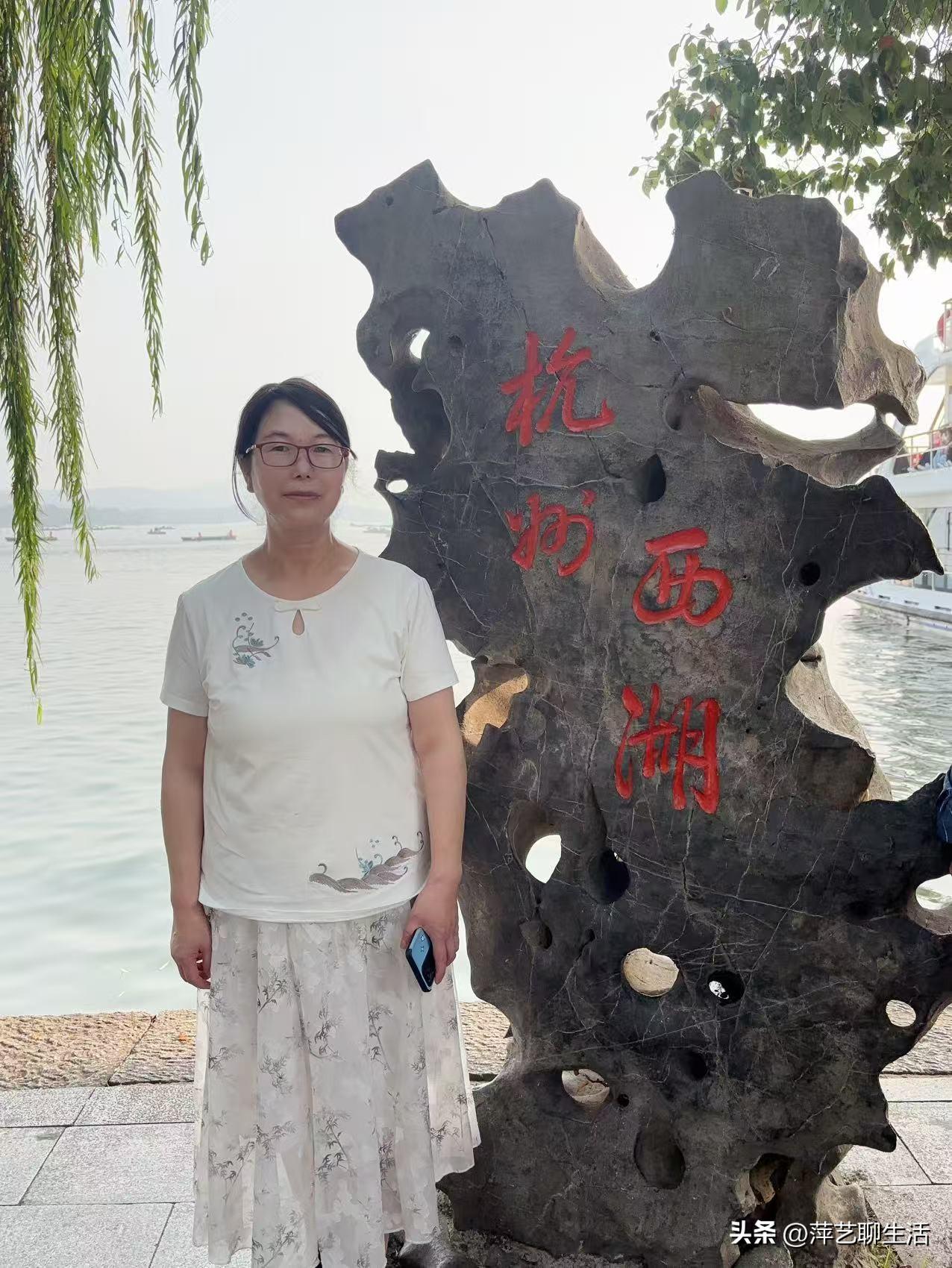 五十多岁的年龄，女士一个，唯一的兴趣爱好就是读书看报写点文字。

没有写文字的天