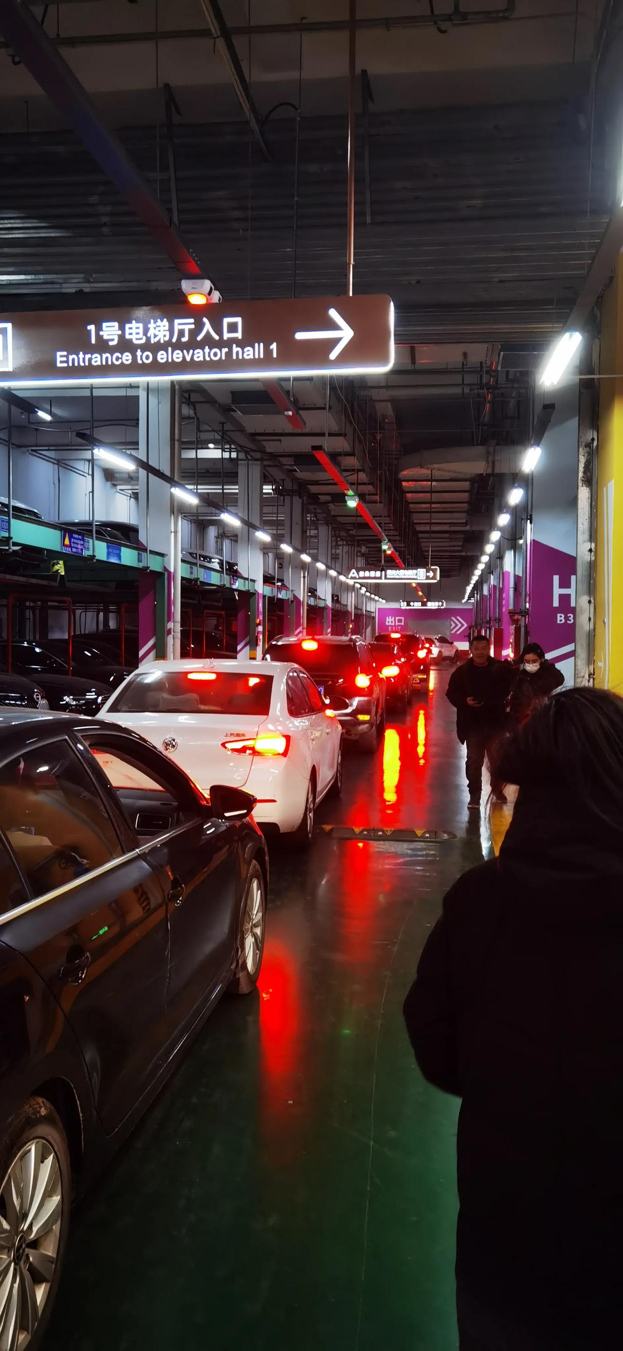 新世纪这地方停车可真难啊，半个小时没停下，师傅还瞎指挥，也没人管管。