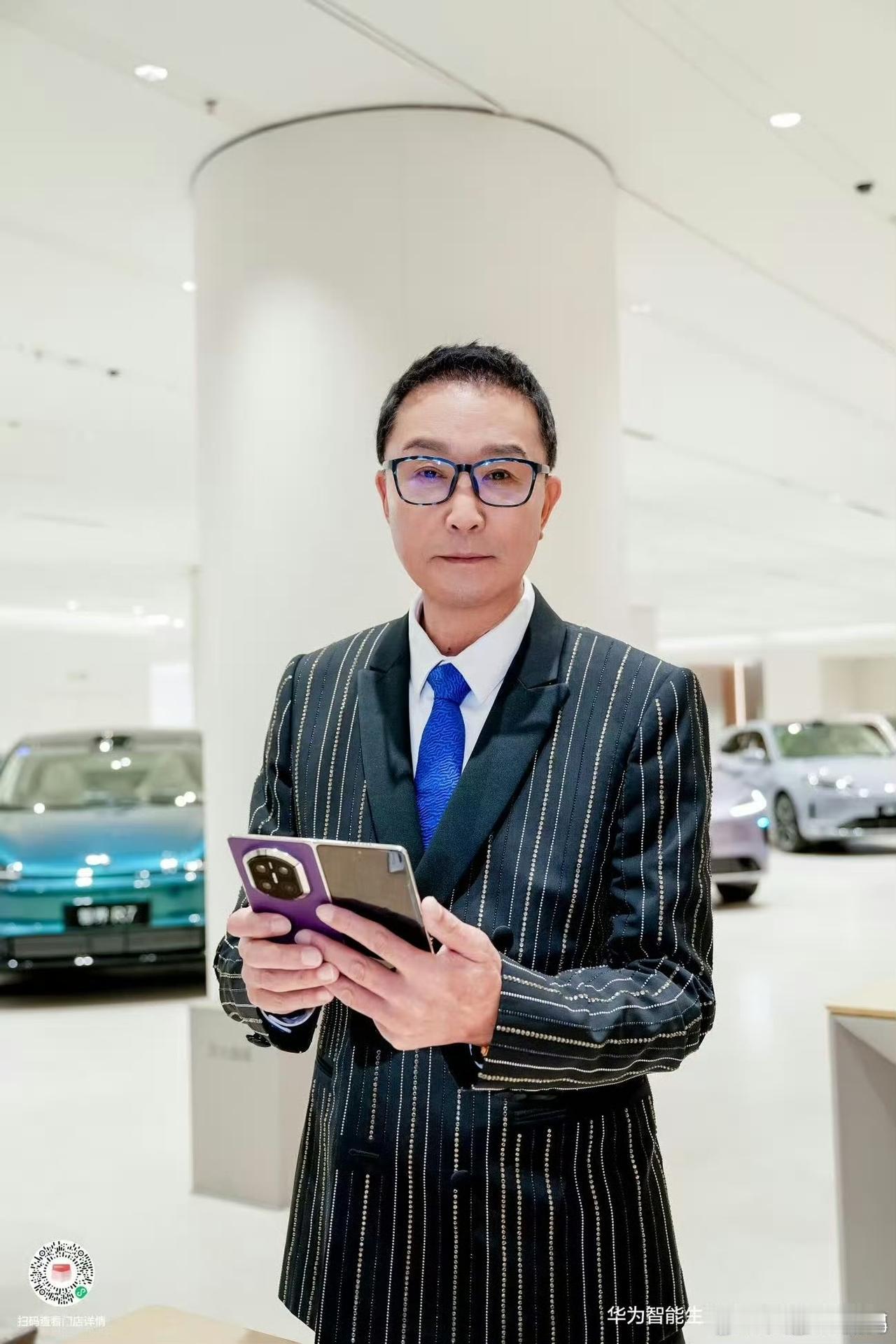 「达康书记」吴刚前往华为店体验HUAWEI Mate X7、HUAWEI Mat