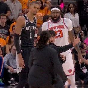 离谱名场面！NBA总决赛G1突发球迷冲场闹剧，狂热粉丝翻越安保直奔文班亚马合影，