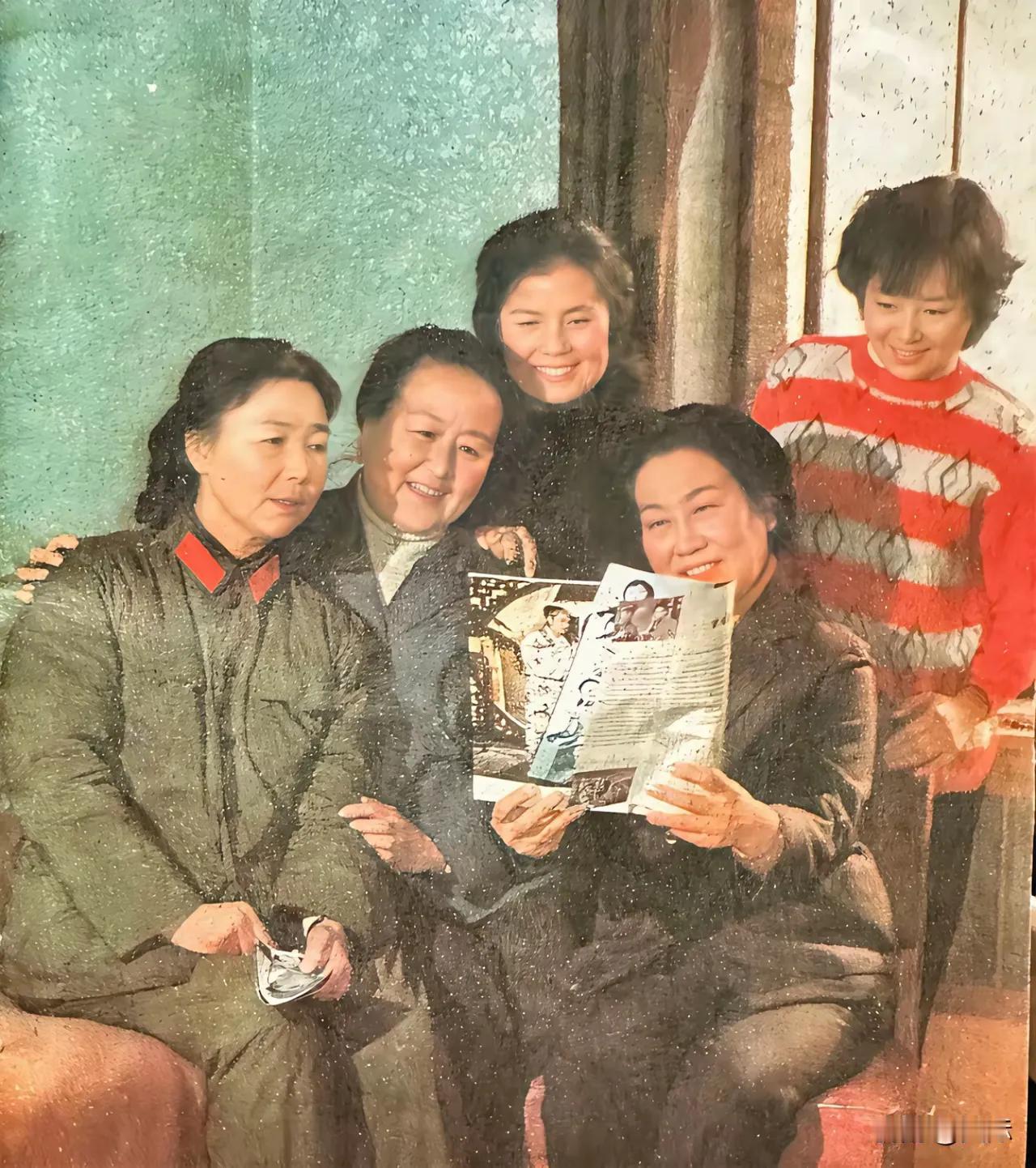 八十年代的老演员
看着都认识就是叫不上名字[捂脸]