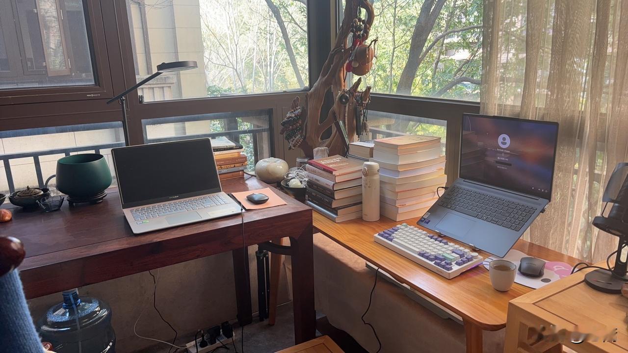 在投资中，“和光同尘”就是身在股市中，心在股市外。既能享受市场上涨的红利，又能忍