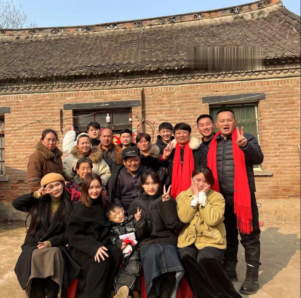 
夫妻之间最为常见的秀恩爱方式就是大撒“狗粮”，而对于唢呐艺人马春风夫妻来说，用