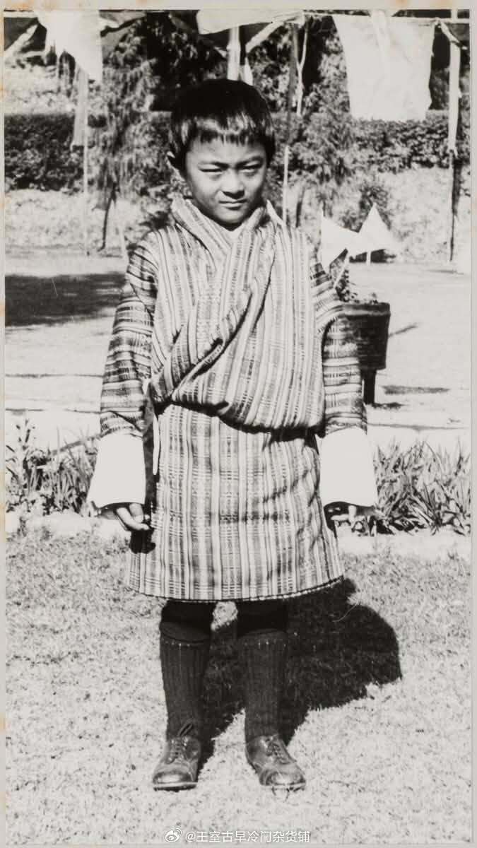 王室王室不丹王室 老照片：1935年二世夫妇和县长奶奶一家，二世王和他的大王后长
