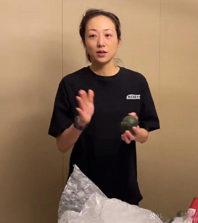 韩雪拍摄结束后整理行囊归家，助理在录制视频时忘记开启美颜功能。 ​​​