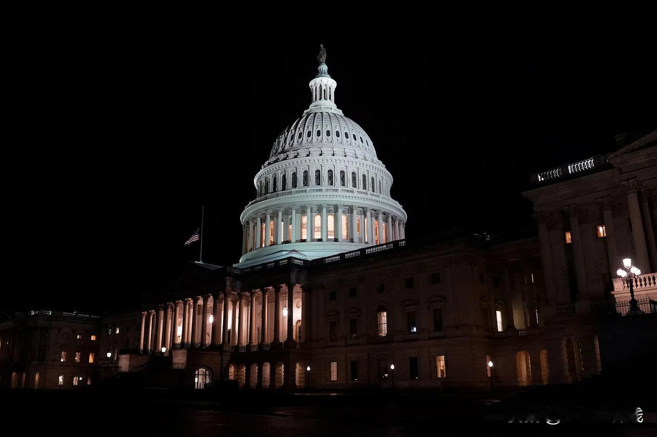 美国政府终于要“开门”了！

就在今天，美国华盛顿。  
参议院通过了临时拨款法