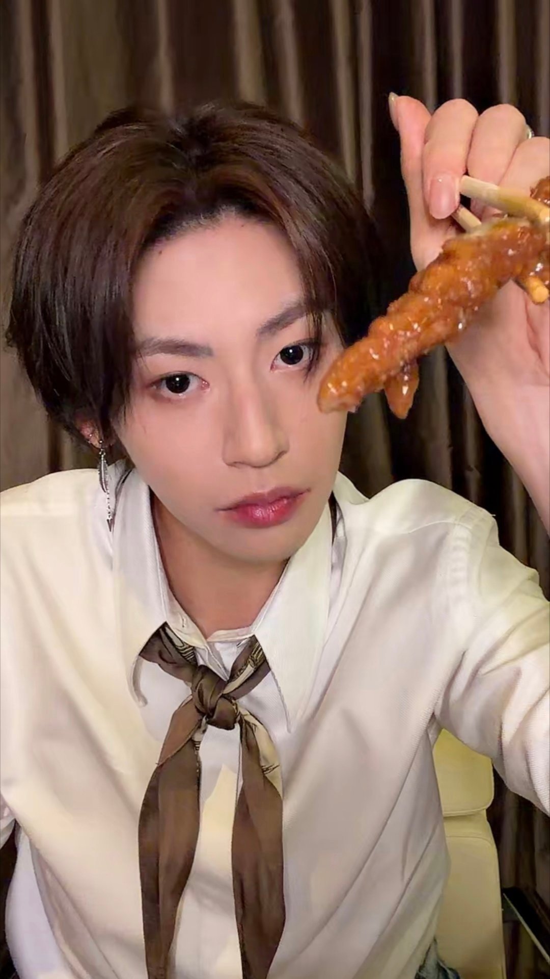 小鬼出道八周年直播小鬼八年从青涩少年到实力唱作人。直播里甜度拉满，聊音乐、忆过往