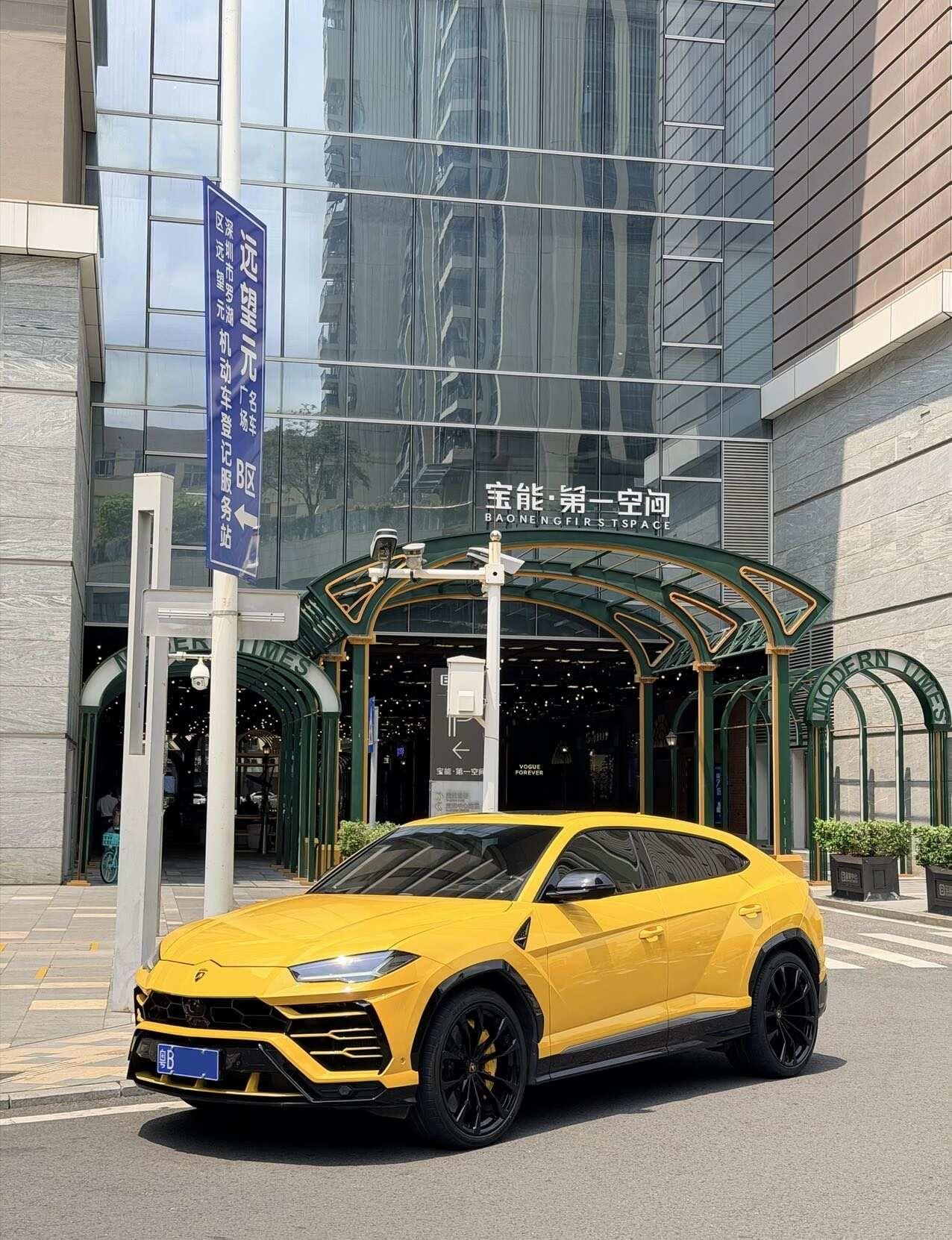 深圳租车兰博基尼urus
粤B urus 黄色的外观 黑黄双拼对内饰 到哪都是亮