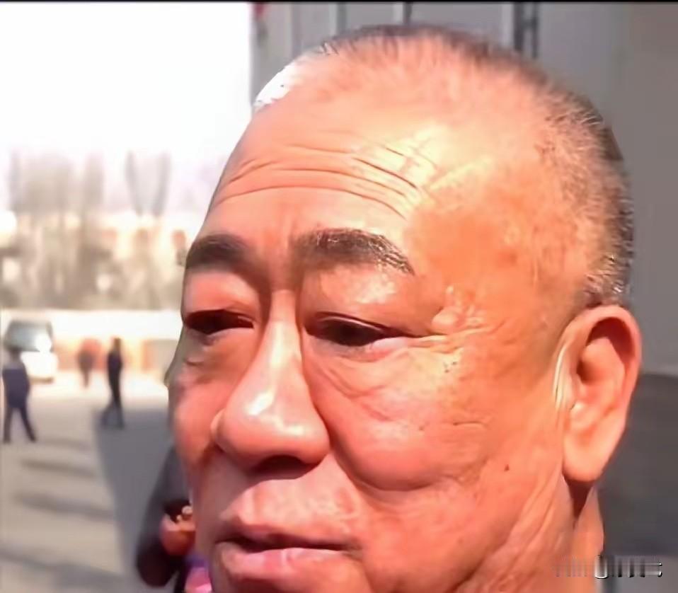 河南那个发6000万现金的老板崔培军，在镜头前叹了气。他说年会差点取消，不是没钱