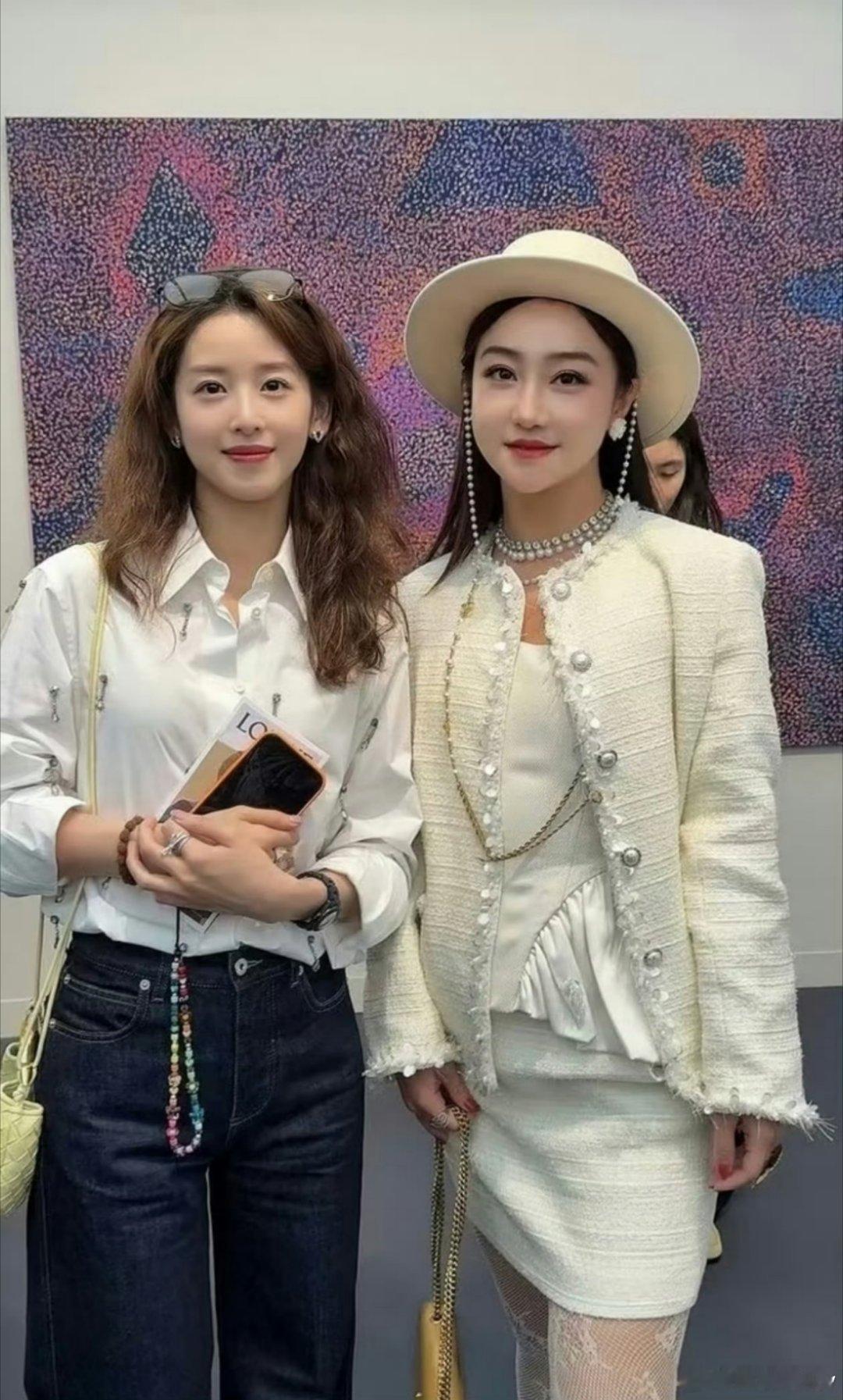 章泽天 烫头需谨慎 综合这几天的信息来看，老板娘是不是要有大动作了，有点子期待了