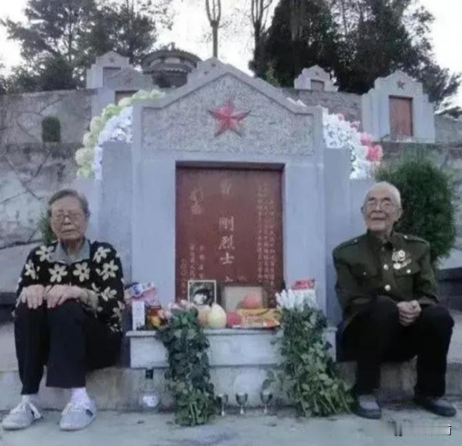 2022年，两位老人自知去日无多，就趁有生之年从千里之外赶到儿子的墓地，他们一左