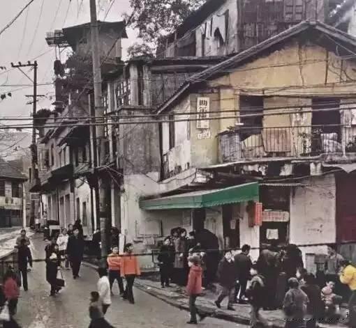 记得97年从学校出来，在外租房住的时候，都是租城中村的单间。那时候，觉得有个住的