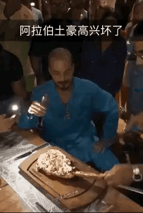 撒盐哥的牛排特点是贼贵，不好吃！但他会搞活。

富豪们并不缺吃的，消费的是情绪价