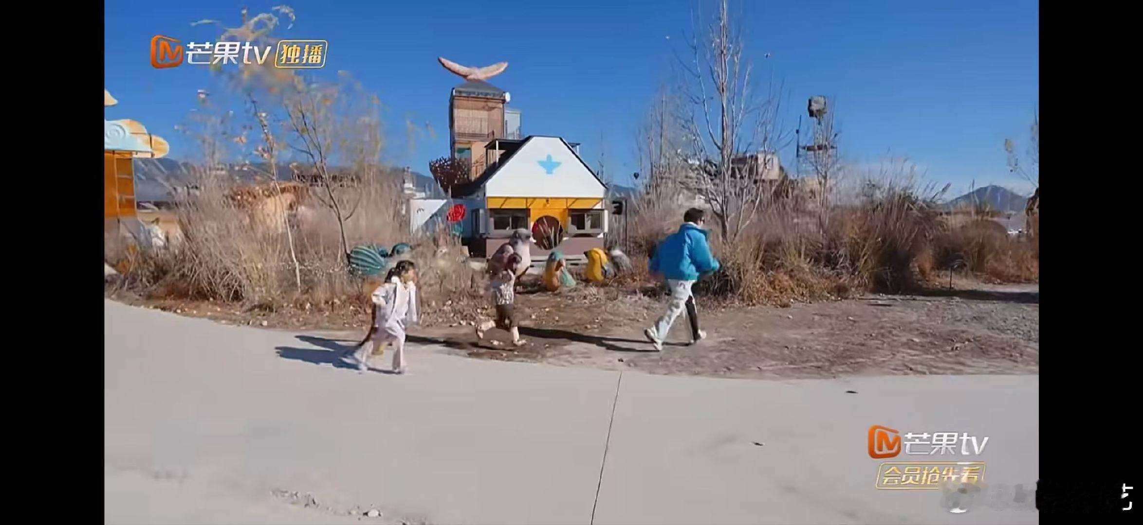 王栎鑫开启动物园带娃副本快乐老友记王栎鑫在动物园里开启带娃副本，孩子开心大笑时他